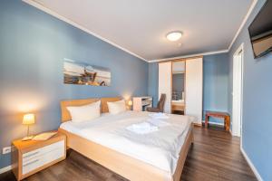 um quarto com uma cama grande num quarto em strandnahe FeWo mit Balkon, Residenz Bel Vital 24, Binz em Binz