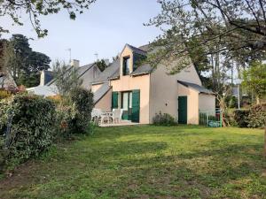 ein Haus mit einem Hof davor in der Unterkunft Maison familiale à 500m de la plage in Piriac-sur-Mer
