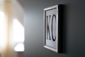 a close up of a clock on a wall at Kettelhack Appartement -Kc- im KETTELHACK in Langeoog