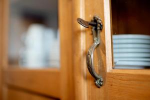 a metal door handle on a wooden door at Kettelhack Appartement -Kc- im KETTELHACK in Langeoog