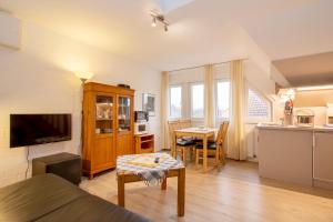 a living room with a kitchen and a dining room at Kettelhack Appartement -Kc- im KETTELHACK in Langeoog