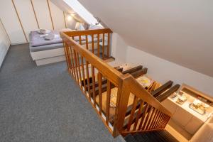 an overhead view of a staircase in a room with a bed at Kettelhack Appartement -Kc- im KETTELHACK in Langeoog