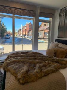 1 dormitorio con una manta de piel de imitación en una cama en Most Luxurious1Br in town And steps to the Gondola, en Telluride