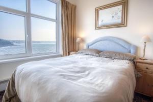 Postel nebo postele na pokoji v ubytování Beach View - 3 Bedroom Holiday Home - Saundersfoot