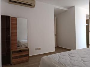 1 dormitorio con cama, tocador y espejo en Menara Bintang Goldhill, en Kuala Lumpur
