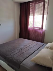 een bed in een kamer met een raam en een matras bij Şehir merkezinde iki odalı daire in Antalya