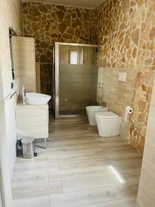 ein Badezimmer mit zwei Waschbecken, einem WC und einer Dusche in der Unterkunft Dimora Santiago Gallipoli 200mt dal mare in Gallipoli