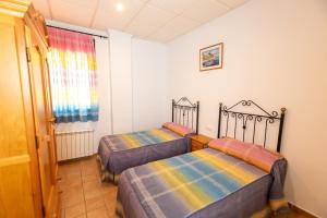 1 dormitorio con 2 camas en una habitación en Alojamiento Rural Arco Iris, en Arroyo Frío