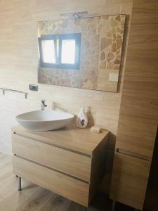 ein Bad mit einem Waschbecken und einem Spiegel in der Unterkunft Dimora Santiago Gallipoli 200mt dal mare in Gallipoli
