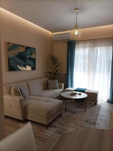 - un salon avec un canapé et une table dans l'établissement Calypso, à Athènes