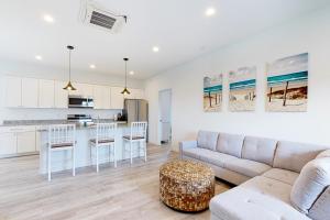 Kuchyň nebo kuchyňský kout v ubytování 20 Rehoboth Beach House --- 20494 Coastal Highway, Unit #20
