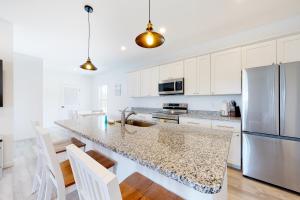 Kuchyň nebo kuchyňský kout v ubytování 20 Rehoboth Beach House --- 20494 Coastal Highway, Unit #20
