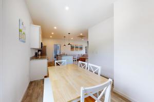 Kuchyň nebo kuchyňský kout v ubytování 20 Rehoboth Beach House --- 20494 Coastal Highway, Unit #20