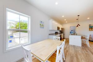 Kuchyň nebo kuchyňský kout v ubytování 20 Rehoboth Beach House --- 20494 Coastal Highway, Unit #20