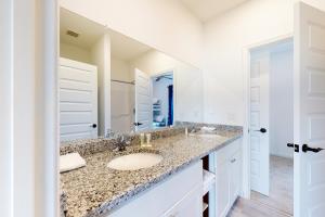 Koupelna v ubytování 20 Rehoboth Beach House --- 20494 Coastal Highway, Unit #20