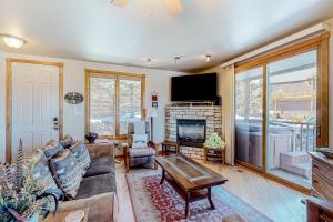 un soggiorno con divano e camino di Terra Tomah Mountain Unit 40B Permit #6054 a Estes Park