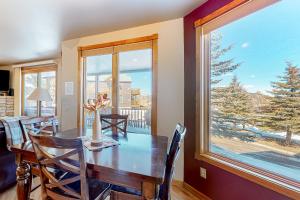 een eetkamer met een tafel en een groot raam bij Terra Tomah Mountain Unit 40B Permit #6054 in Estes Park