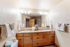 un bagno con due lavandini e un grande specchio di Terra Tomah Mountain Unit 40B Permit #6054 a Estes Park Altre 14 foto