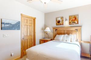 een slaapkamer met een bed en een plafondventilator bij Terra Tomah Mountain Unit 40B Permit #6054 in Estes Park