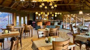 - un restaurant avec des tables et des chaises dans une salle dans l'établissement Namib Outpost, à Sesriem
