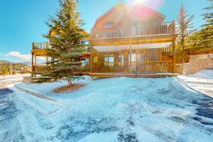 una casa con un albero nella neve di Terra Tomah Mountain Unit 40B Permit #6054 a Estes Park
