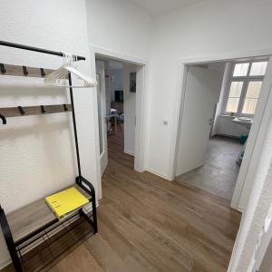 OschatzにあるModerne Gästewohnung "Am Weinberg"mit Terrasseの二段ベッドと廊下が備わる客室です。
