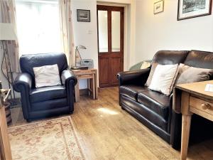 Predel za sedenje v nastanitvi Pass the Keys Cosy cottage with views over the Shropshire hills