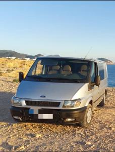 una furgoneta blanca estacionada a un lado de la carretera en Casa movil en Santa Gertrudis