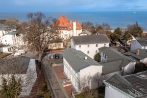 een luchtzicht op een stad met huizen en de oceaan bij Pier 1 in Heringsdorf