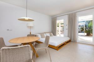 Postel nebo postele na pokoji v ubytování Ses Eufabietes Apartments & Restaurant + 37 fotografií