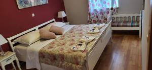 Ein Bett oder Betten in einem Zimmer der Unterkunft Ina by the sea Apartment