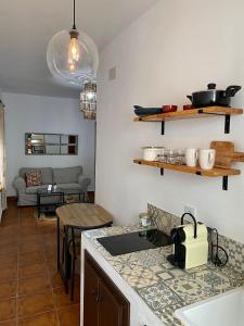 kuchnia z blatem i salon w obiekcie Amal Casa de huéspedes w Kordobie