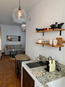 cocina con encimera y sala de estar. en Amal Casa de huéspedes, en Córdoba