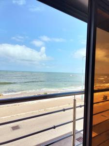 een raam met uitzicht op het strand bij clapotis in El Jadida