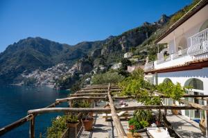 uma vista para a costa de Amalfi a partir de uma varanda do hotel em YourHome - Villa Aldo Marino em Positano