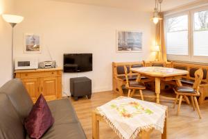 Una televisión o centro de entretenimiento en Uhlenkamp Appartement -5- im UHLENKAMP