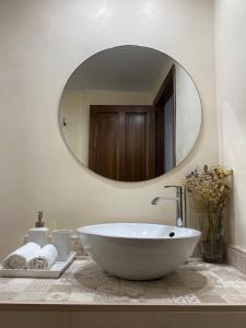 baño con bañera blanca grande y espejo en Amal Casa de huéspedes, en Córdoba