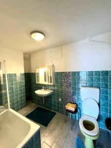 ein Badezimmer mit einem WC, einem Waschbecken und einer Badewanne in der Unterkunft Private Wohnung in Leoben