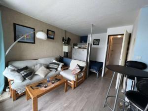 Posedenie v ubytovaní Studio Cabine avec Parking, Ascenseur, Vue sur Port - FR-1-702-30