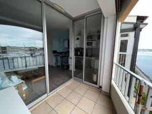 Balkón alebo terasa v ubytovaní Studio Cabine avec Parking, Ascenseur, Vue sur Port - FR-1-702-30