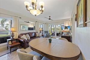 Μια τηλεόραση ή/και κέντρο ψυχαγωγίας στο Peaceful condo with two pools/steps to beach and food
