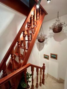 un escalier en bois avec deux paniers sur le mur dans l'établissement Miño - Playa Lago, à Miño