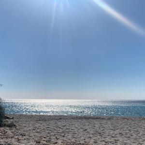una playa de arena con vistas al océano en CASA IB, en Peri