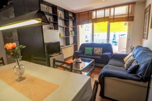 ein Wohnzimmer mit Sofa und Tisch in der Unterkunft Oasis Sinia by Hello Homes Sitges in Sitges