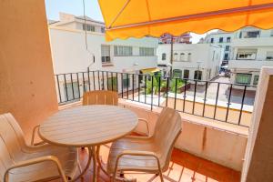 Ein Tisch und Stühle auf einem Balkon mit Aussicht in der Unterkunft Oasis Sinia by Hello Homes Sitges in Sitges