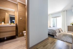a bedroom with a bed and a bathroom at Convista Flat T2+1 in Portimão