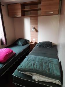 ein Zimmer mit 2 Betten in einem Zimmer mit Avertisation in der Unterkunft MOBIL HOME LE FAMILIAL in Valras-Plage