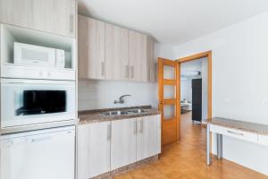 kuchnia z białymi szafkami i zlewem w obiekcie Dúplex junto a la playa w mieście Sanlúcar de Barrameda +32 zdjęcia