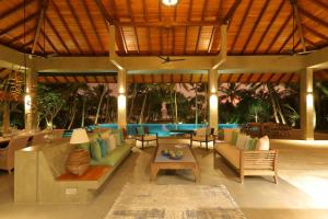 本托塔的住宿－Kirana - A Santani Villa，客厅配有沙发、椅子和桌子