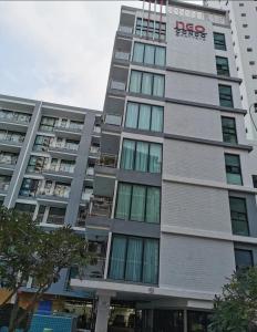 a tall building with the hoskinson sign on it at Neo2 condo 703 in Jomtien Beach